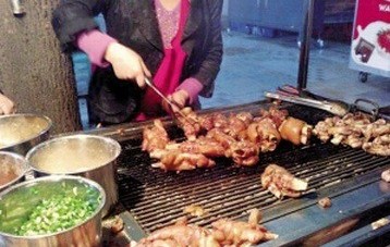【案例】大學(xué)生“豬蹄哥”從地攤起步，一年賣出30萬只豬
