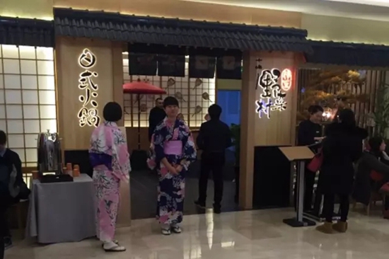 火鍋店關(guān)門潮之際，這家店憑啥開業(yè)就排隊(duì)？