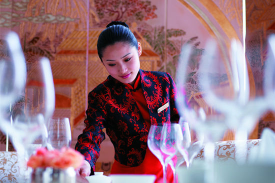 去一家餐廳用餐，你遇到過(guò)哪些尷尬的服務(wù)？|餐飲界