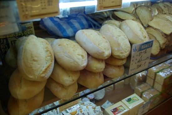 憂(yōu)心餐廳倒閉，顧客用充值卡買(mǎi)一堆面包