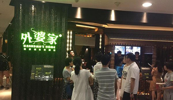 快來(lái)看??！奶奶和外婆打起來(lái)了！
