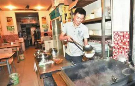 老人吃飯忘付飯錢，餐館老板“理解”感動全國
