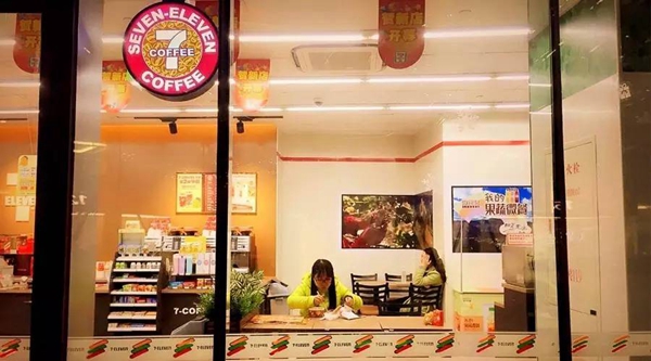 便利店紛紛跨界玩起餐飲，對(duì)餐飲企業(yè)是福還是禍？