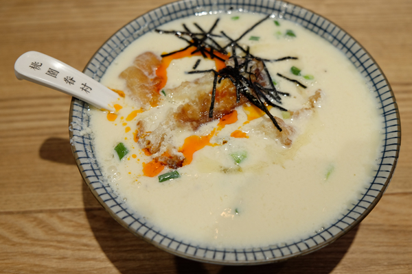 一碗豆?jié){12元，兩只包子26元…在餐飲寒冬，它靠什么讓顧客絡(luò)繹不絕|餐飲界