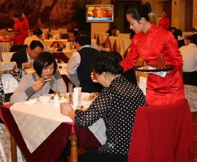 餐廳生意不好，老板竟然吃客人的剩菜……（看完沉默了?。?></a>
          <div> <a href=