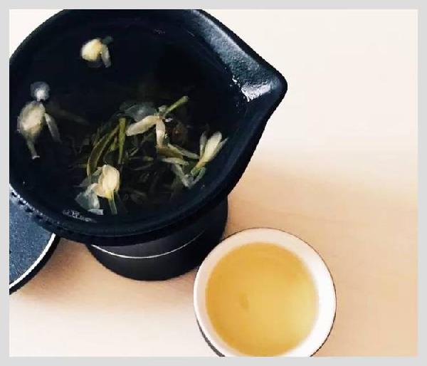 無印良品開了一家咖啡館，但主角是一款“性冷淡”的茶？|餐飲界