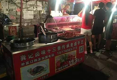 一天2000元銷售額，小龍蝦小推車模式有前景嗎？（上）
