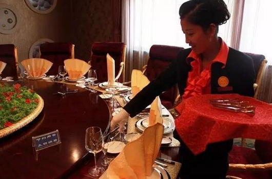 餐廳的老員工不服管，應(yīng)該怎么辦？|餐飲界