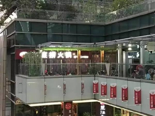 服務(wù)員底薪12800 海底撈玩這么大會死嗎？