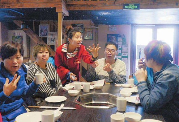麗江一餐廳21名員工14名是聾啞人，點(diǎn)菜用iPad打手語