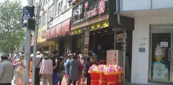 倆老太造謠新開店的蛋糕肉松是棉花做的，被拘留5天
