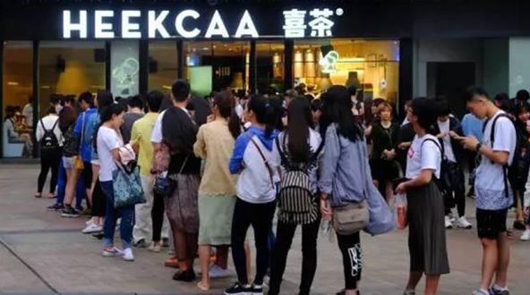 中產(chǎn)階層的污名化：為什么買喜茶、喝星巴克會被嘲笑？