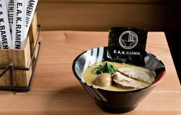 為了讓食客拍照時不忘記店名，餐館“心機地”將招牌印在了食物上