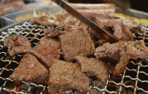餐飲新騙術(shù)：小伙吃了一頓烤肉，準備買房交首付的55萬沒了