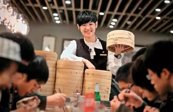 鼎泰豐員工忠誠度高、服務(wù)水平強(qiáng)的秘密原因是？