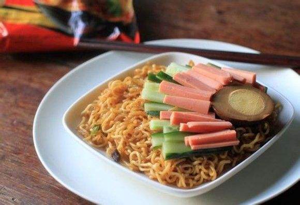 被外賣(mài)“打敗”的不只方便面，還有好搭檔火腿腸|餐飲界
