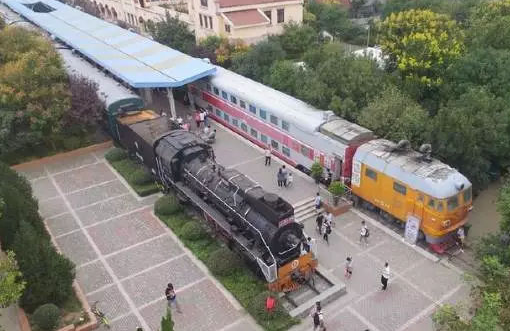 在火車上開美食街，一列車廂一個門店，租客瘋搶，人氣爆棚