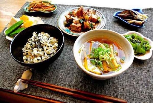 大肆擴(kuò)張的日料比艱難前行的中餐，到底好在哪？|餐飲界