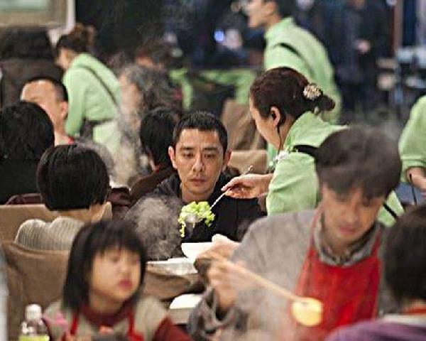 海底撈“變態(tài)”服務(wù)再升級！這次用的是黑科技……|餐飲界