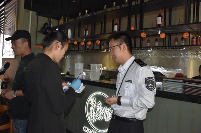 韓寒在深圳的餐廳再被查，后廚餐具堆地上降C！