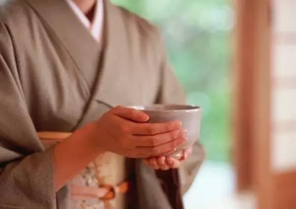 這家餐企用了4個(gè)“找死”的經(jīng)營(yíng)方法，卻成為行業(yè)老大|餐飲界