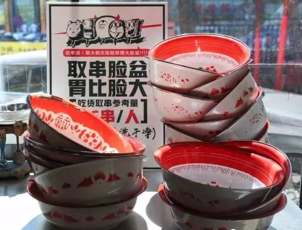 “流氓”餐廳靠6毛錢串串，日流水近4萬(wàn)