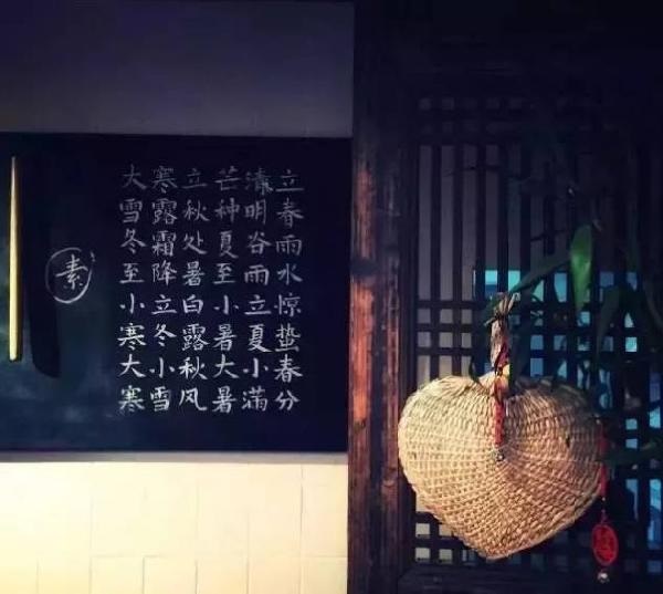 這家不足10平米的小店，只有一張桌子，無肉無酒，卻治愈了無數(shù)的過客