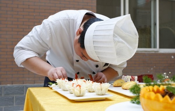 餐飲服務(wù)升級(jí)正當(dāng)時(shí)，服務(wù)模型、員工管理模式的正確打開方式是？