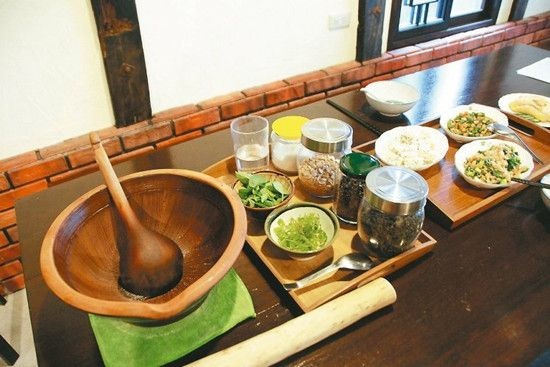 自學(xué)成才的成都老大叔，賣又貴又囂張的一碗面為啥還是生意比你好？