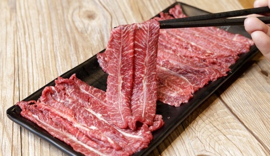 這個(gè)城市400多家潮汕牛肉火鍋，今冬只剩下101家，原來(lái)被串串香給頂了