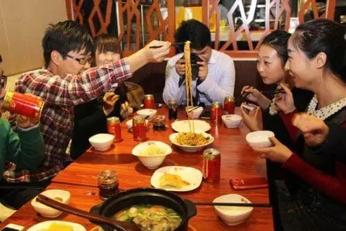 客流劇增、人員混亂，春節(jié)要怎么值班才能讓顧客滿意，讓自己多賺？