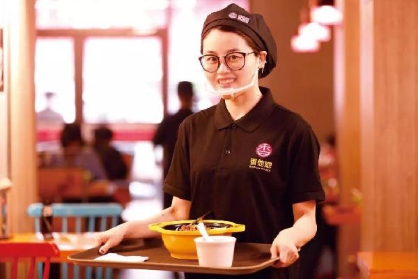 沒有廚師，無人點餐！他4年開出300多家店，日銷高達10萬碗！