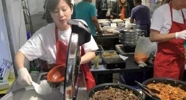 中國蓋澆飯在英國火了，每天幾百份不夠賣