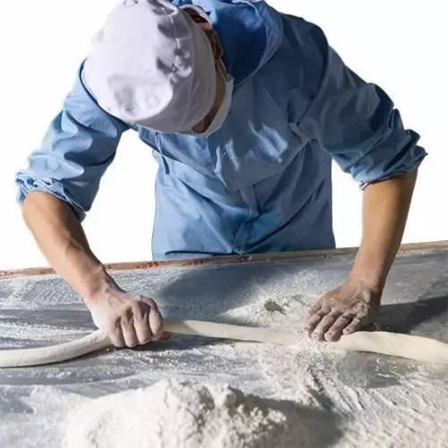 發(fā)獎金，給廚師配保姆留住員工？但論留人還是海底撈牛