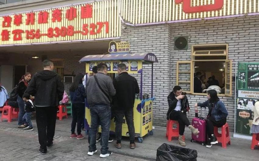 門口擺個小攤，竟是餐廳增加營收的利器？