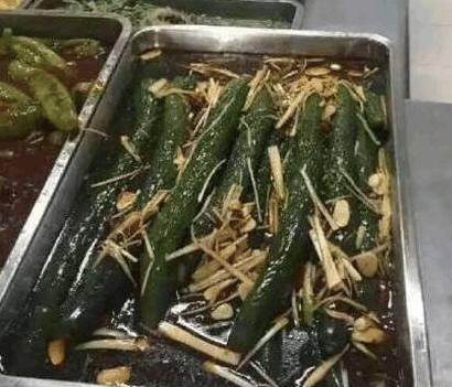 食堂大媽又出新菜啦！綠雞腿炒火龍果靠邊站，這才是黑暗料理！