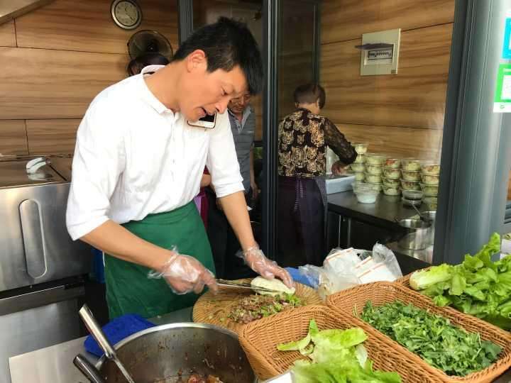 李巖：18年守住一個(gè)肉夾饃，他的小店成了地標(biāo)