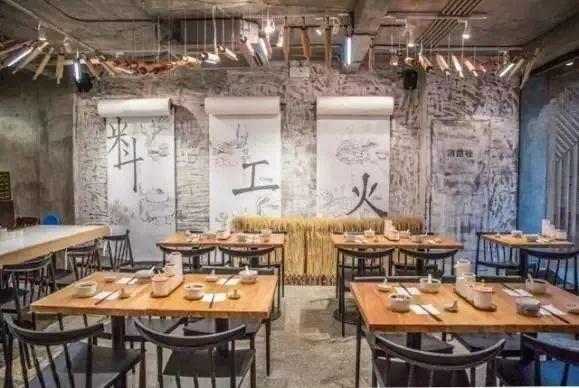 “網(wǎng)紅”茶飲店后廚臟亂差，網(wǎng)紅：這個(gè)鍋我們不背！