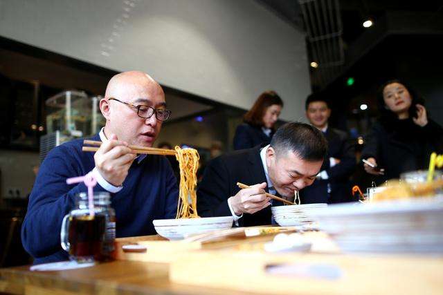 孟非小面將再關(guān)一家店，欲改做麻辣方便食品