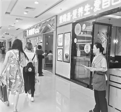 這就是餐飲的未來嗎？年輕人當(dāng)老板，大媽大嬸當(dāng)服務(wù)員
