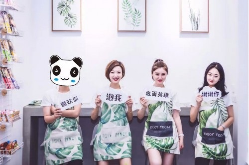 90后美女網(wǎng)紅開“泡面英雄”餐廳，日入3萬走紅網(wǎng)絡(luò)