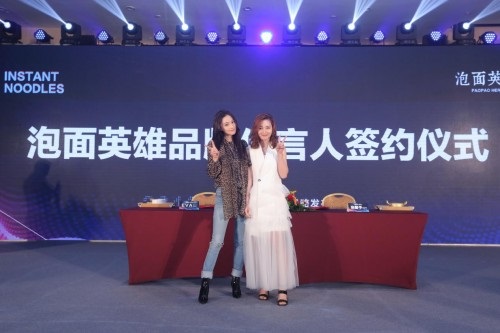 泡面英雄代言人張馨予驚喜亮相品牌發(fā)布會(huì)，現(xiàn)場(chǎng)吃面
