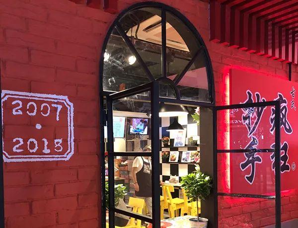 不到20種產(chǎn)品，8個(gè)餐位，日銷過萬。TA是最早的“網(wǎng)紅”！