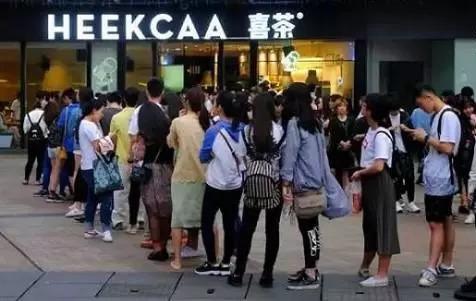為啥店門口排隊(duì)的總是喜茶？不僅僅因?yàn)槔习迨?0后！