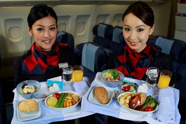 多航空公司取消免費(fèi)餐飲 以后坐飛機(jī)真要帶泡面了？