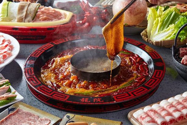 龍?jiān)豪匣疱?，東灶餐飲12年匠心之作，舌尖上的川粵美食