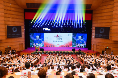  第六屆中國(guó)行業(yè)影響力品牌峰會(huì)，雅座CEO白昱對(duì)話央視康輝