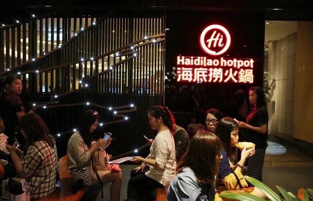 餐飲大事件202期｜  海底撈半年凈虧10億，股價(jià)卻瘋漲；肯德基暫停使用吮指廣告語(yǔ)；百勝中國(guó)或?qū)?月在港上市|餐飲界