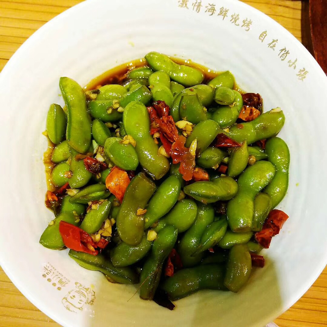 野生本色在森林里種小木耳，發(fā)展大產(chǎn)業(yè)