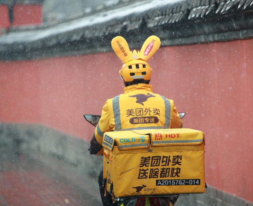 外賣小哥群毆奔馳車主，毆打的不是“上流社會”，是“平臺的牢寵”